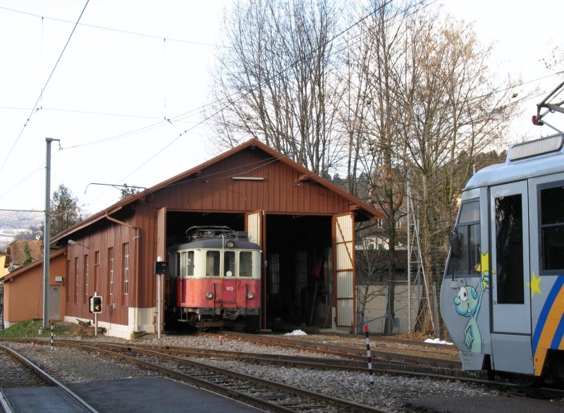 Alt und Neu treffen aufeinander: Beh 2/4 72 und im Lokschuppen BDe 2/4 103. Blonay am 12. Dezember 2007