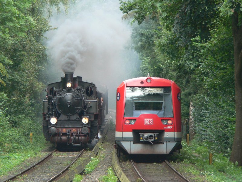 Alt und neu treffen sich in Hoheneichen am 2.9.2007. Rechts eine S1 nach Poppenbttel, links die preuische Lokomotive T11  7512 Hannover  mit dem  Preuenzug , der an diesem Tage stndlich zwischen Poppenbttel und Ohlsdorf pendelte.