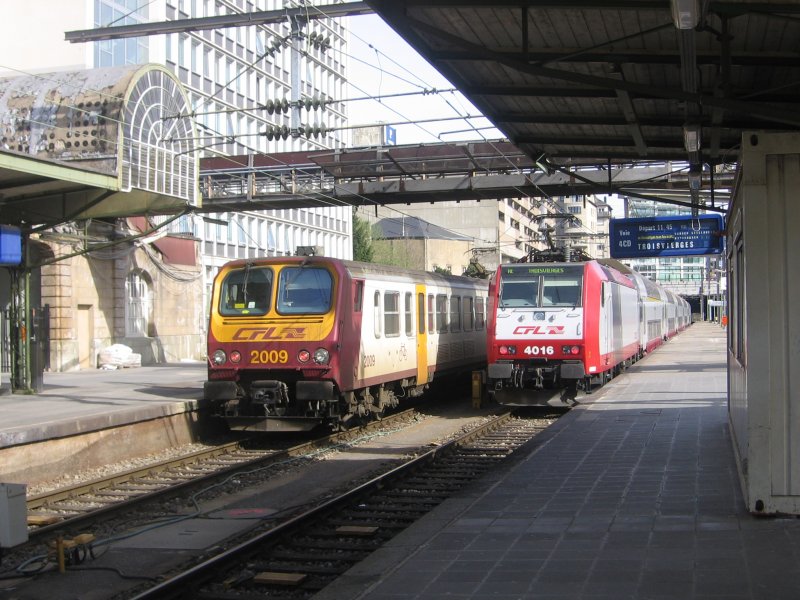 Alt und neu treffen sich.......Links der RB nach Wasserbillg, eine Baureihe 2000, und rechts der RE nach Troisvierges, eine Baureihe 4000. Aufgenommen am 05.04.07 in Luxembourg