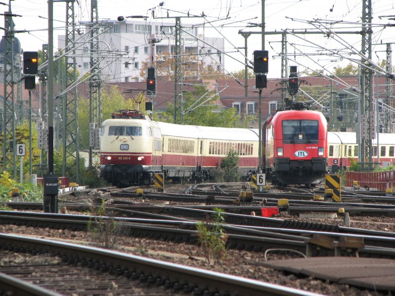 Alt trifft neu. 103 235-8 war heute mit ihrem Sonderzug in Dresden zu Gast.Auf dem Nebengleis steht ein Taurus die 1116 236-9 der ITL.20.10.07.
