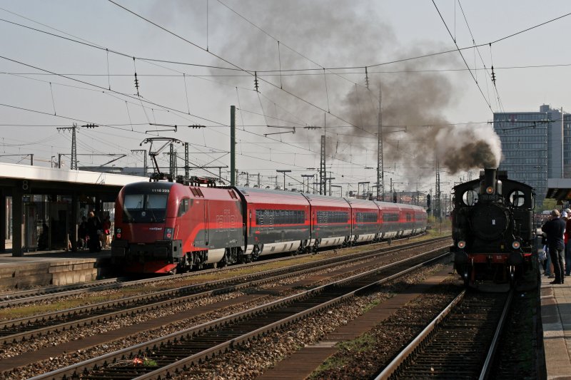 Alt trifft Neu! 70 083 neben 1116 223 mit Rj 63. Aufgenommen am 13.04.2009 in Mnchen Ost.