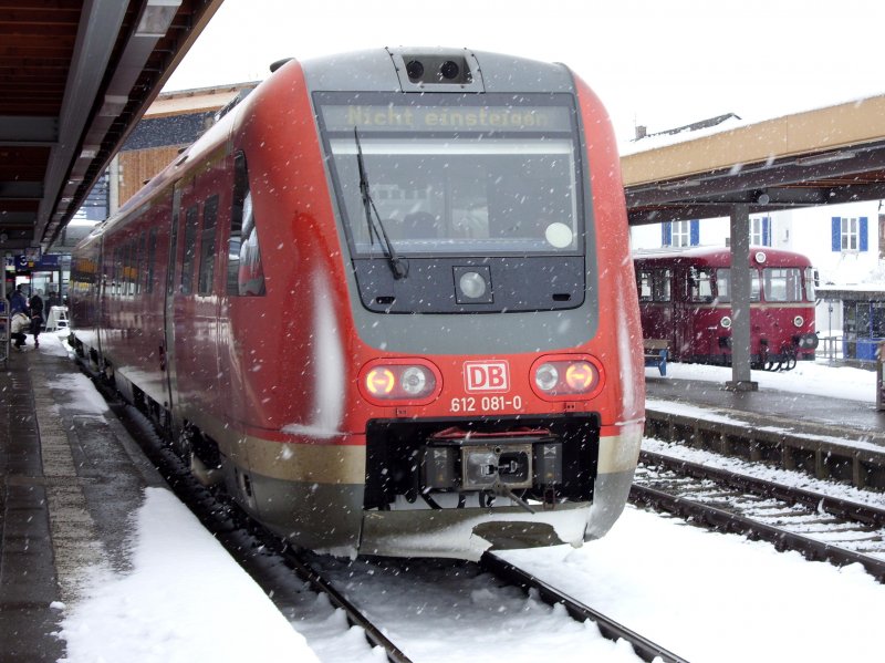 Alt trifft neu... links ein neuer VT 612, rechts ein alter, schner Schienenbus am 08.02.2009 im verschneiten Oberstdorf.