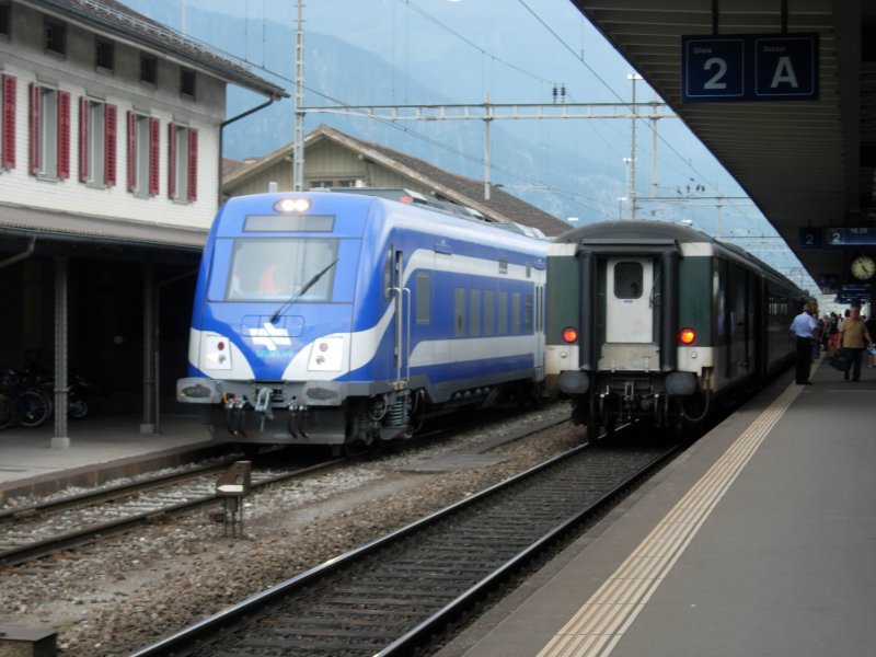 Alt trifft Neu. Links der Testzug von Siemens mit einem Pendelzug fr Israel, der diese Woche im Rheintal Versuchsfahrten unternimmt. Und rechts unser Rheintalexpress nach Chur. Aufgenommen am 01.07.08 im Bahnhof Landquart