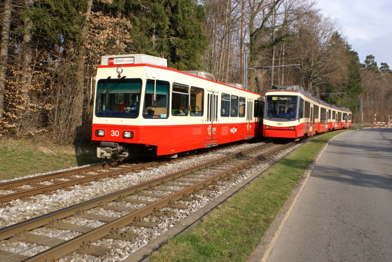 Alt trifft neu: Whrend der Be 8/8 30/29 Richtung Zrich fhrt, kmpfen sich zwei Be 4/6 die Steigung nach Waldburg hinauf. Auch diese Bild wurde am 2.4.09 aufgenommen.