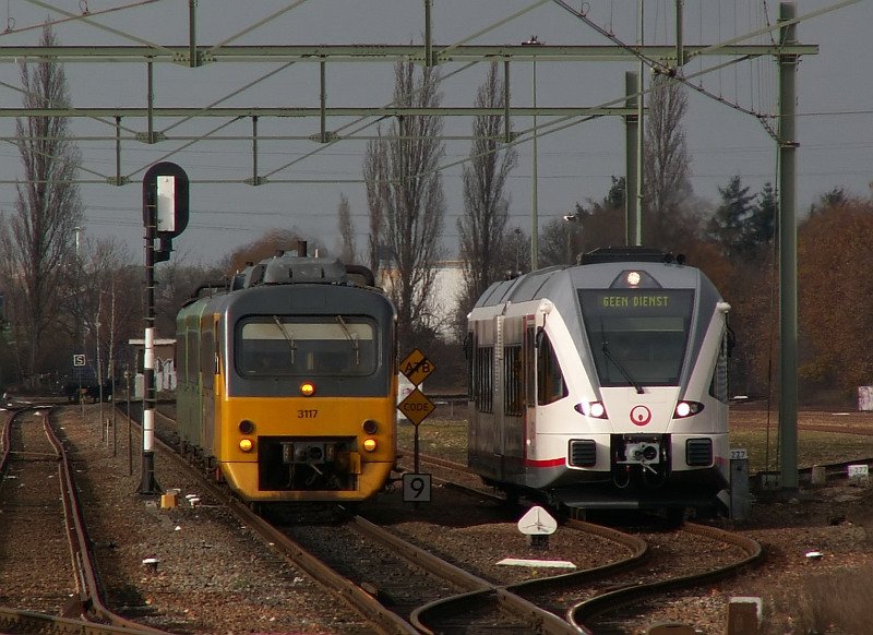 Alt trifft neu...links fhrt ein Arriva DH in Richtung Venlo, rechts wartet ein brandneuer GTW auf seine Fahrtfreigabe. Zur Zeit fhrt der GTW nur im Testbetrieb auf der Strecke Roermond-Nimwegen...das Foto stammt vom 26.11.2007