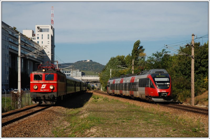 Alt vs. Neu: Eigentlich habe ich ja gehofft, dass 1141 024 auf dem Geleis bei der Station Handelskai durchfhrt, wo 4024 auf dem Foto durchfhrt. Naja, es war nicht so, daher habe ich mir eine kleine Fotomontage erlaubt. Zwischen den beiden Bildern liegen ca. 2 Minuten, aber so liefert die altwertige 1141 024 mit ihrem Sdz R 16603 einen schnen Kontrast zum neumodernen 4024 102, der gerade als S 45 von Htteldorf kommend, sein Ziel Wien Handelskai in wenigen Sekunden erreichen wird.
