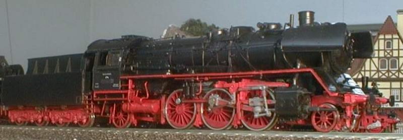 Altbau-23 der VES Halle. Fotografiert wurde sie so nie, aber es gibt Beschreibungen, da sie mal so ausgesehen hat(ca 1 Jahr lang). 
Tender: ROCO / 
Oberbau: Kessel von einer 50, zersgt und wieder zusammengefgt, dazwischen ein Kessel-Schuss aus einem Kabelrohr/  
Rahmen: Revell /  
Treibrder: ROCO abgedreht 