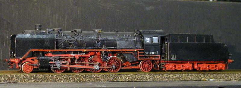 Altbau BR41 der DB (noch). Entstanden aus einer uralten und tatschlich runtergefahrenen HAMO-Lok. Da bei mir keine groen Laufleistungen anstehen, hab ich sie trotzdem getunt und gleich auch optisch auf alt getrimmt. Das Fhrerhaus ist noch nicht ganz fertig und hat auch noch die Nr. einer 03, weil es erst spter ergnzt wurde, nachdem mir das Revell-Fhrerhaus nicht mehr gefiel. Weil die alte Mhle keine Steuerung mehr hatte, musste eine Piko-Steuerung herhalten. Die Umbeheimatung in die DDR kommt noch. Der Keks ist schon ab, Laternen und Pumpe mssen noch getauscht werden, eine berarbeitung wird bei der Gelegenheit sicher auch noch erfolgen...wenn ich dazu mal Zeit habe.