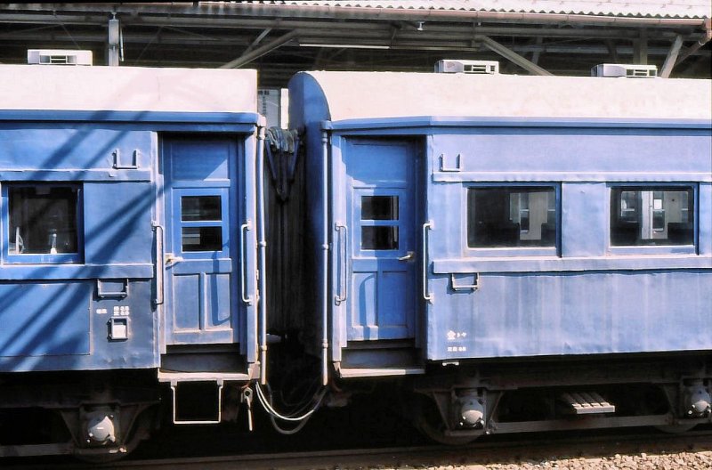 Altbau-Personenwagen: Die beiden Haupttypen zusammengekuppelt, im blauen Anstrich. O-HA-FU 33 3554 und O-HA 35 2879 (Nummern über 2000 = mit elektrischer Heizung) in Toyama, 1.Oktober 1984. 