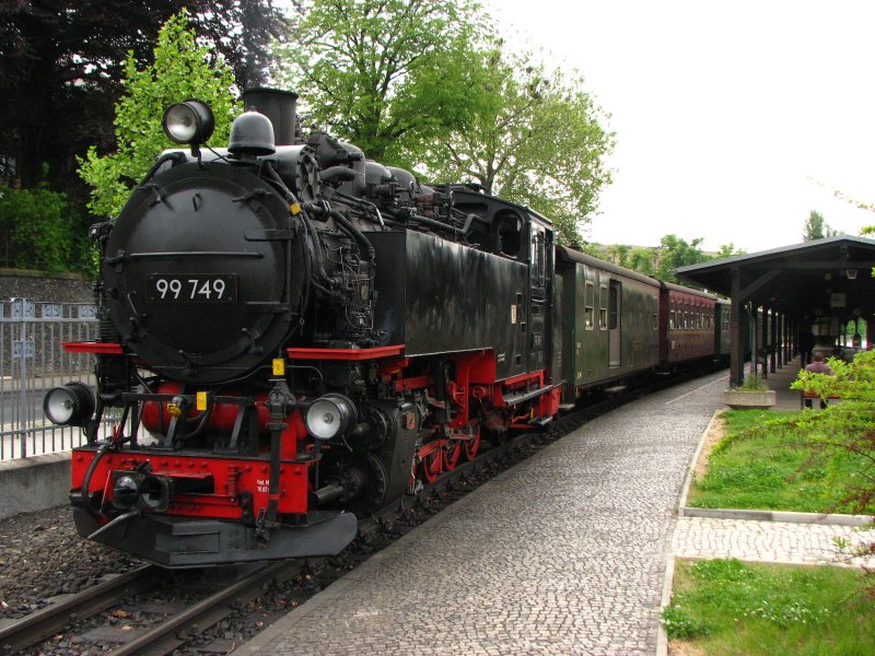 Altbau VII K 99 749 steht mit einem Zug abfahrbereit in Zittau.10.05.09.