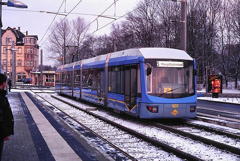 Altchemnitz, ET 901 am Abfahrsbahnsteig Ri. Stadt.
Die blauen Zweirichtungswagen verkehren im Gegbensatz zu den roten der Citybahn ausschlielich auf den nach BO-Strab betriebenen Strecken
