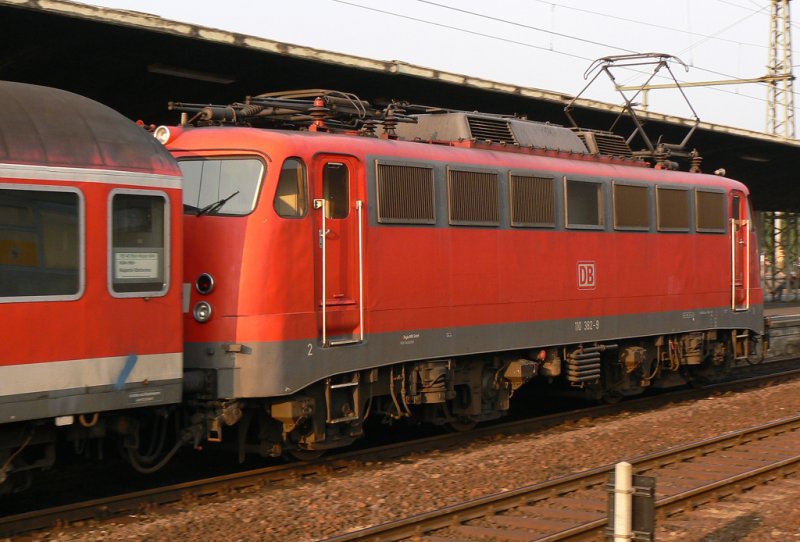 Alte Bilder: Auf diesem Foto schiebt die 110 382 ihre RB 48 nach Wuppertal Oberbarmen wie das Zuglaufschild zeigt, ich denke inzwischen hat diese Bgelfalte auch schon den Bender kennengelernt, aufgenommen in Kln Messe/Deutz am 26.08.2007