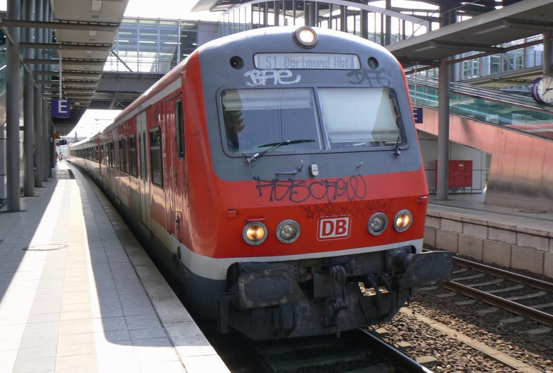 Alte Bilder: Hier ein S-Bahn Steuerwagen mit Doppellampen, inzwischen fahren auf der S1 schon neue ET´s, daher hier eine kleiner Erninnerung an die  guten  alten Zeiten, aufgenommen am 12.08.2007 am D�sseldorfer Flughafen