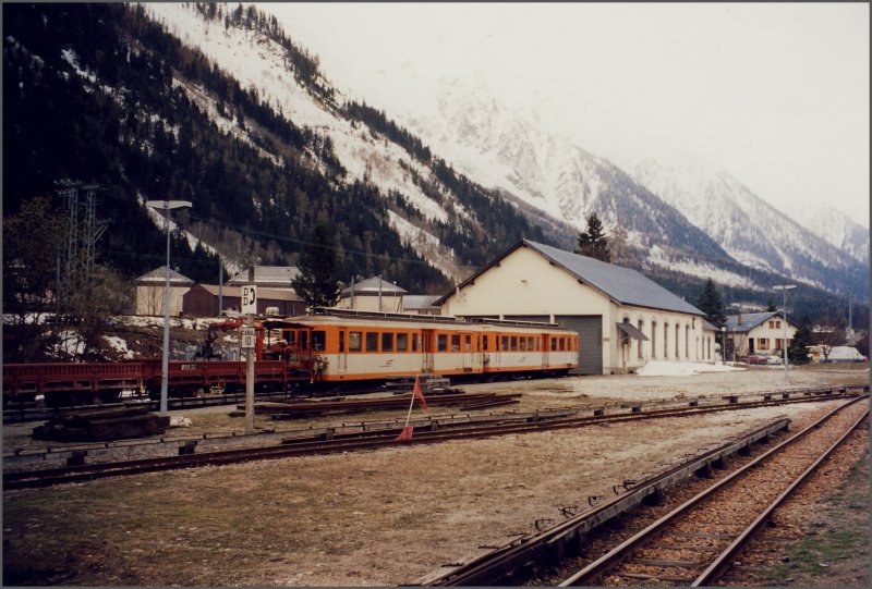 Alte Fahrzeuge der SNCF vor dem Depot in Chamonix. Die waren nur fr den Betrieb mittels Stromschiene eingerichtet, wie man sie hier auf diesem Bild sieht. (Archiv 05/99)