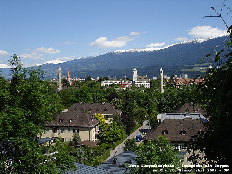 Alte und neue T�rme im Innsbrucker Saggen: ganz zur Linken der n�rdliche Pylon der Innbr�cke der Neuen Hungerburgbahn, rechts davon der Turm der Christuskirche. Das zu erahnende rote Ger�st steht auf dem Dach des Innsbrucker Funkhauses am Rennweg, dahinter die Handelsakademie mit ihrem markanten Turm. Rechts von jener der s�dliche Pylon der Schr�gseilbr�cke. Dann das Canisianum. Um Christi Himmelfahrt 2007 kHds