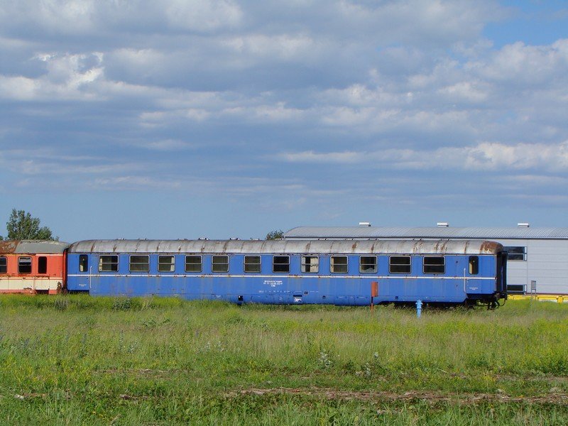 Alte Personenwagen stehen bei Spatzen.
