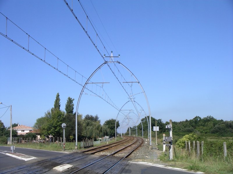 Alte Portaloberleitung an der 1927 von der MIDI elektrifizierten Strecke nach Arcachon. 
An einem Bahnbergang bei Le Teich.

17.09.2004