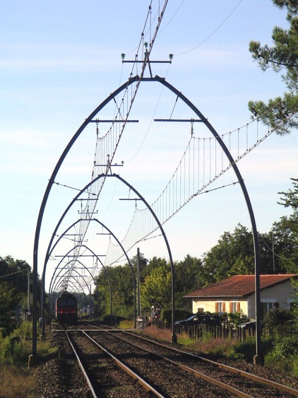 Alte Portaloberleitung der Strecke Richtung Arcachon bei Le Teich.
Von der MIDI 1927 elektrifiziert.
Im Hintergrund eilt Triebwagen Z7324 Richtung Arcachon.

17.09.2004