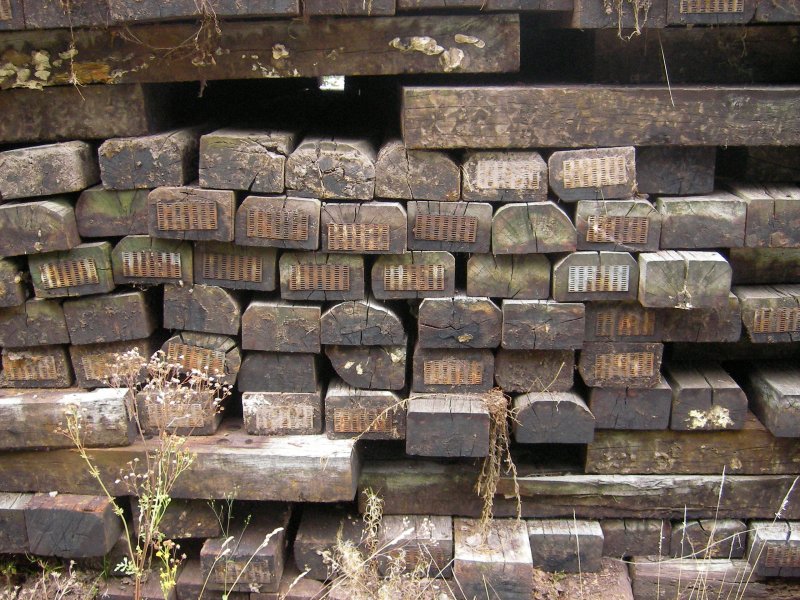Alte Schwellen in Aglasterhausen. Die alten Holzschwellen wurden durch neue Holzschwellen ersetzt.