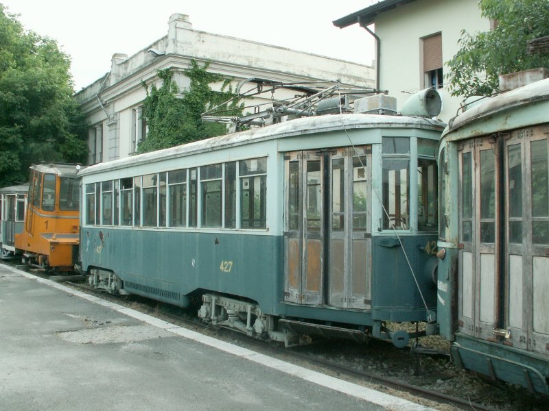 Alte sehr desolate ehem.Strassenbahnwagen aus Triest,zuvorderst ein Standseilwagen(Carri scudo)der Opicina Tram.Er war noch bis 2006 in Betrieb.Triest 04.06.08 


