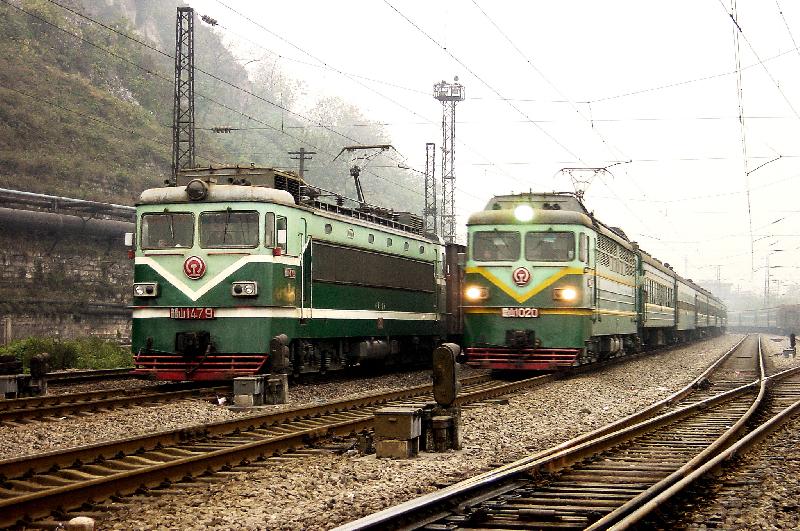 Alte SS1 020 (rechts) neben neuerer Version der gleichen Reihe: SS1 479 (links), gesehen im Dezember 2002 in unmittelbarer Nachbarschaft des Stahlwerks von Chongqing. Weitere info: http://www.railwaysofchina.com/ss1.htm