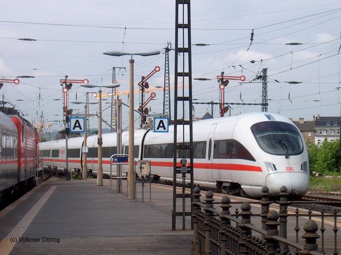 Alte Technik und Neue Technik: ein Formsignal gibt dem ICE 1553 aus Frankfurt die Ausfahrt nach Dresden Hbf. frei, Dresden-Neustadt, 27.05.03 -- im September 2004 wurden die Formsignale durch (Reichsbahn- !!) Lichtsignale ersetzt.
