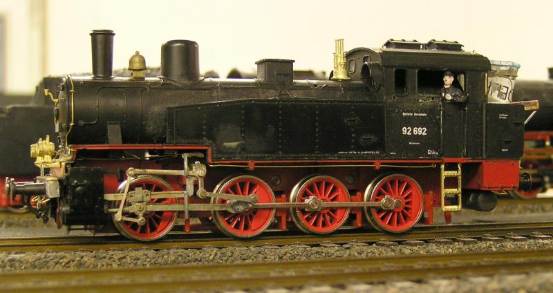 Alte Trix 92 mitten im Umbau. Die Steuerung ist bereits gendert und verfeinert. Der Kessel liess sich leider nicht abtrennen, sonst htte ich die Armaturen lieber komplett entfernt. Auch den Umbau der Front htte man noch weitertreiben knnen, da dort beim Vorbild Riffelblech vorherrscht. Mir reichte es so. Die berdruckventile auf dem Kessel sind falsch und werden noch ausgetauscht, hatte eben nicht die richtigen vorrtig.