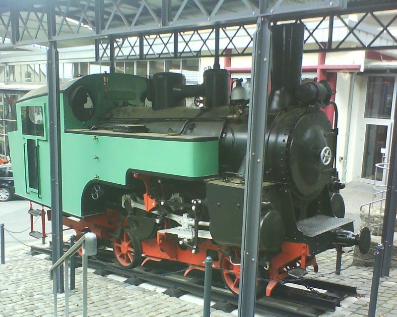 Alte Zahnraddampflok,die nicht mehr betriebsfhig ist.
Dieses Bild wurde an einem warmen Sommertag in Knigswinter
bei der Drachenfelsbahn geschossen.