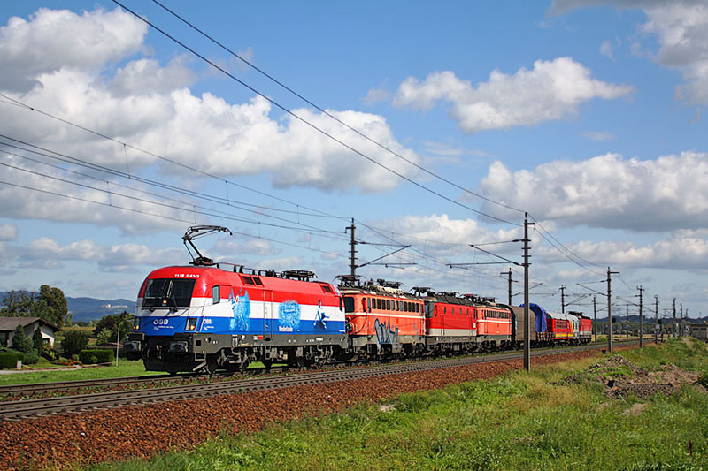 Alteisenfuhre 97854 nach Linz Hbf wurde am 5. September 2009 in Verkehr gesetzt. Als Tfz wurde die 1116 041 (Niederlande) herangezogen - ihr letzter Einsatz bis zur Dekaschierung am Montag im Werk Linz.
Entgegen der Faplo wurden zwei zustzliche Tfz mitgenommen, dabei handelt es sich um die 1144 290 sowie der 1044 048, welche einen Neulack dringend ntig htte.
Mit leichtem Vorsprung wurde der Zug in Neumarkt a. d. Ybbs-Karlsbach aufgenommen.
