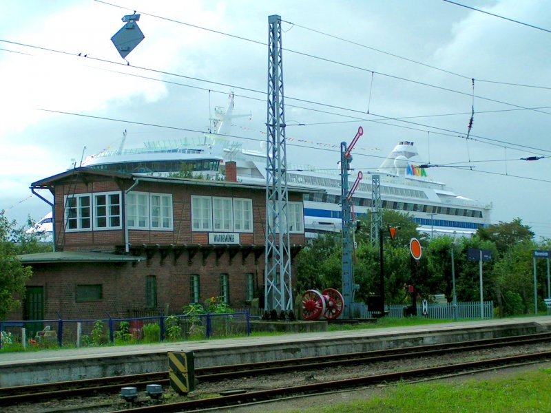 Alter Bahnhof von Bahnhof von Warnemnde mit Kreuzfahrtschiffkulisse  AIDA-AURA  in den Morgenstunden des 27.Aug.2007