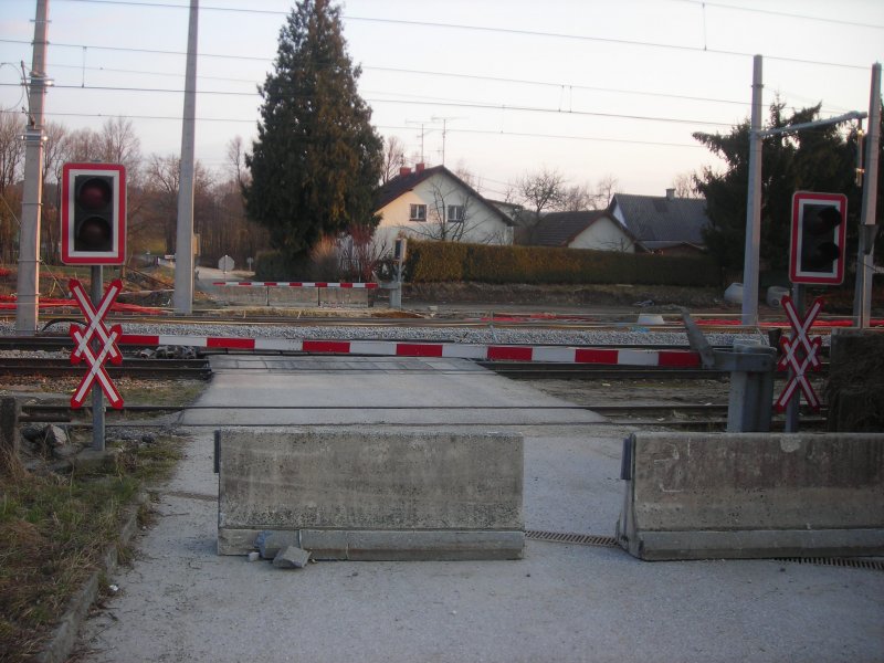 Alter Bahnbergang in Hading. Im Zuge des Umbaus des Bahnhofs Neumarkt-Kallham  wurde neben dem Bahnbergang eine Brcke errichtet.
