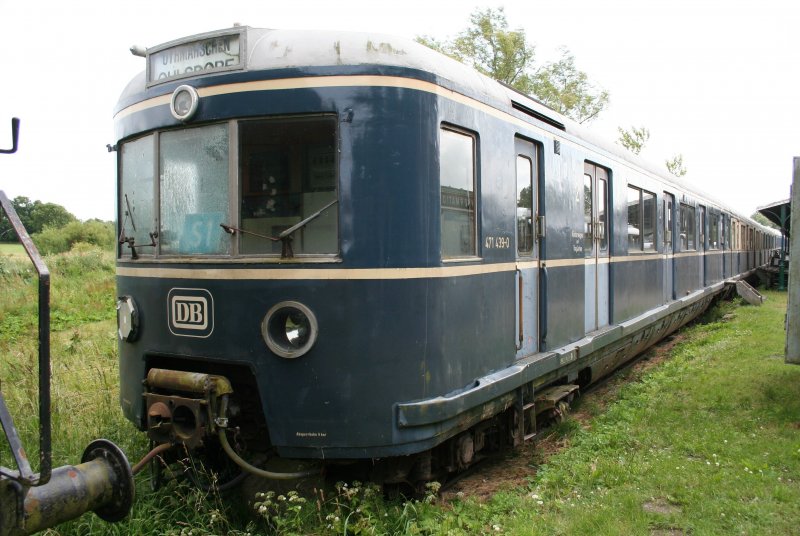 Alter DB-Triebzug 471 439-0 der Hamburger S-Bahn am 28.6.2008 in Schnbergerstrand.