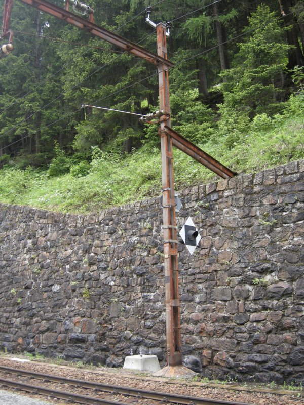 Alter Fahrleitungsmast aus der Elektrifizierungszeit am 10.6.08 in Davos Monstein.Dieser Mast wird bald ersetzt werden.Es ist einer der letzten seiner Art.