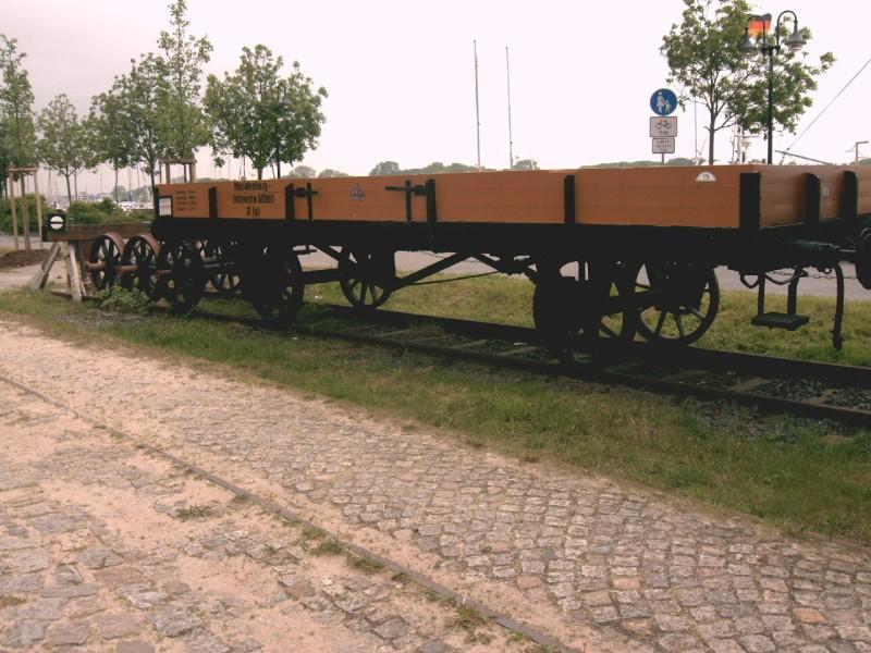 Alter Flachwagen in Rostock (Stadthafen) am 3.06.06
<a href= http://staedte.kaposo.de  target= _blank ><img src= http://www.bahnbilder.de/counter/counter_new.php?key=417632182  alt= Städte auf Kaposo  title= Städte auf Kaposo  border= 0  /></a>