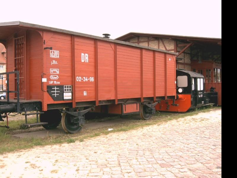 Alter Gterwagen mit K 4701 in Rostock (Stadthafen)am 3.06.06.
<a href= http://staedte.kaposo.de  target= _blank ><img src= http://www.bahnbilder.de/counter/counter_new.php?key=417632182  alt= Städte auf Kaposo  title= Städte auf Kaposo  border= 0  /></a>