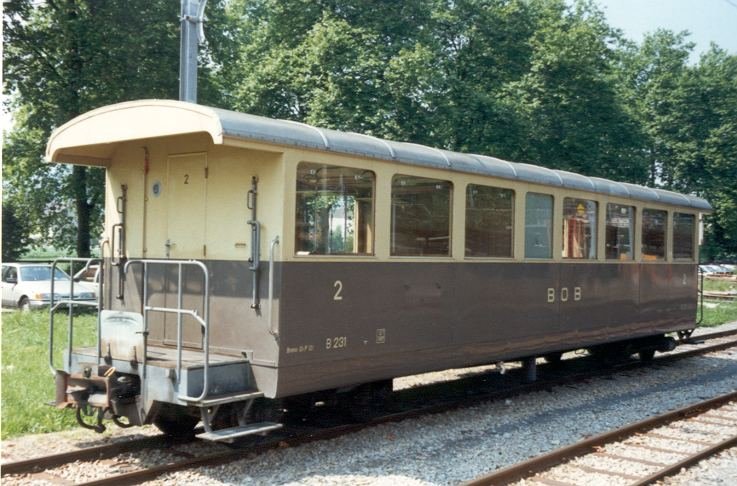 Alter Personenwagen B 321 im Bahnhofsareal von Intelaken Ost im Sept.1990