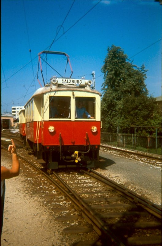 Alter Triebwagen der SLB auf der Fahrt von Lamprechtshausen nach Salzburg.