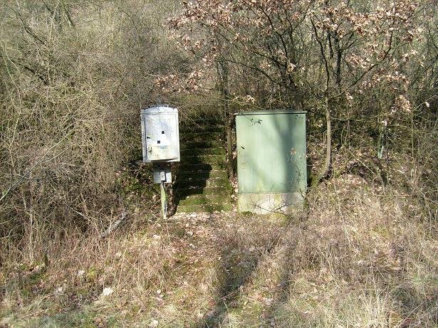 Alter,aufgebrochener Fernsprecher und ein Verteilerschrank im ehemaligen Kreuzungsbahnhof Nrde unter der Verbindungskurve.