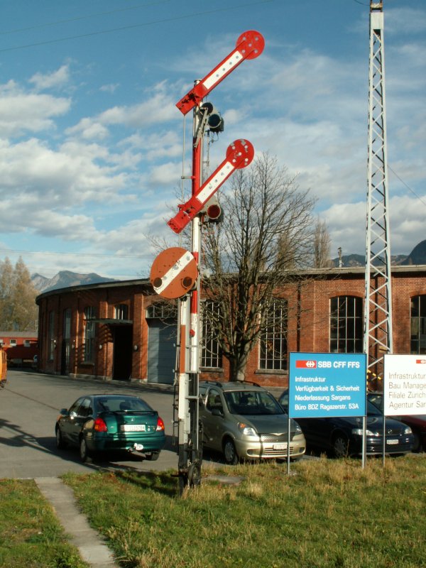 Altes 2-flgliges Schweizer Hauptsignal mit Vorsignal,aufgestellt hinter dem alten Rundschuppen in Sargans.21.11.06