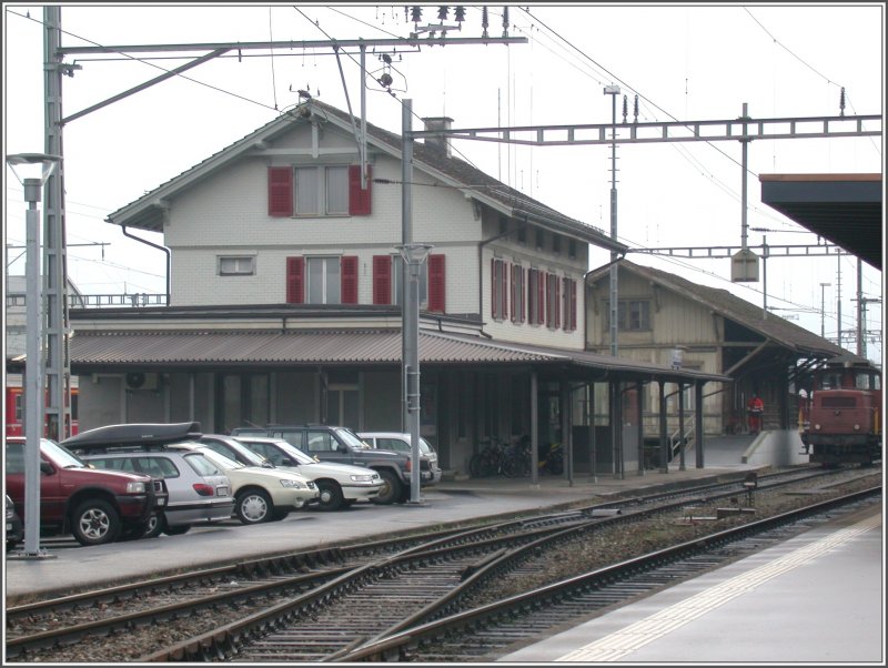 Altes Bahnhofgebude und Gterschuppen zwischen den SBB und RhB Geleisen in Landquart, (23.01.2007)