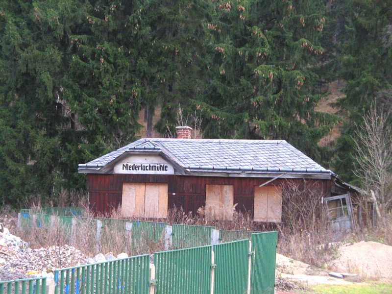 Altes Bahnhofsgebude in Niederlochmhle an der ehemaligen Strecke Olbernhau-Deutschneudorf, 18.11.06