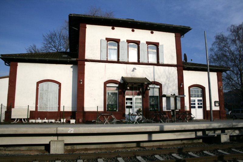 Altes Bahnhofsgebude in Zuzenhausen. Bild aufgenommen am 3.2.09.