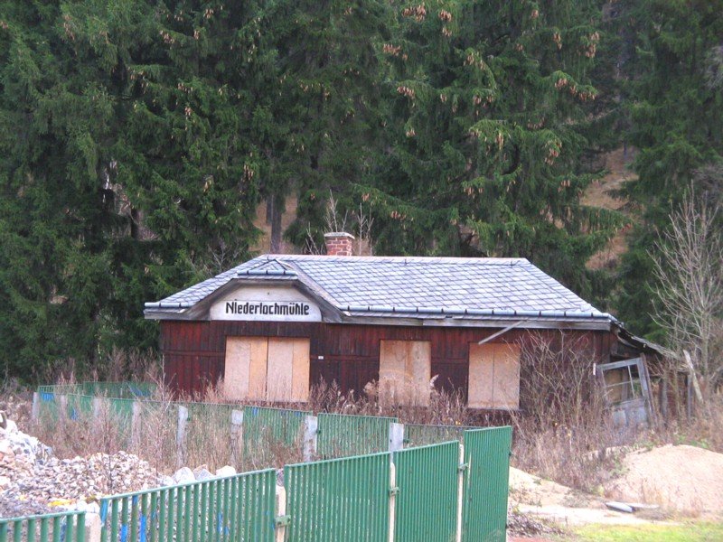 Altes Bahnhofsgebude in Niederlochmhle an der ehemaligen Strecke Olbernhau-Deutschneudorf, 18.11.06