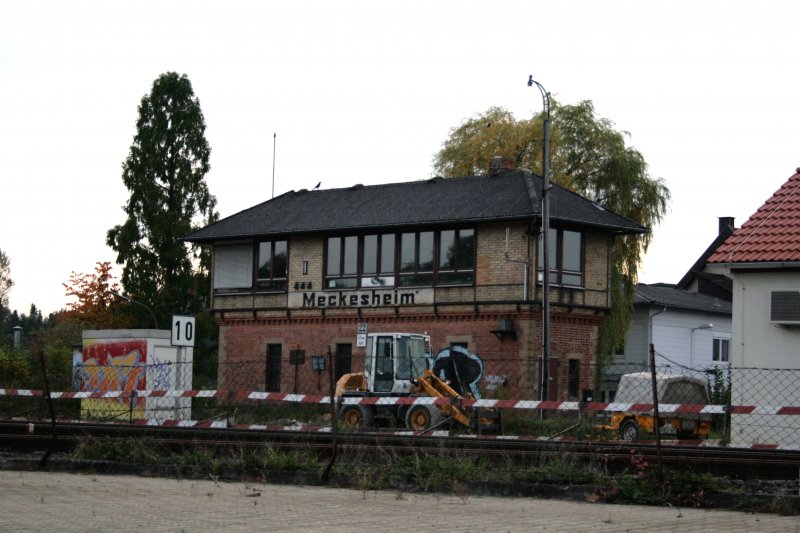 Altes Stellwerk im Bahnhof Meckesheim. Inzwischen hat es seinen Dienst aufgegeben und ist durch ein elektronisches Stellwerk ersetzt worden. Bild aufgenommen am 13.10.2008