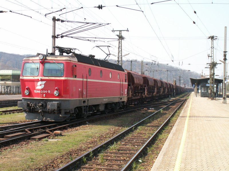 Altlack 1044 094-9 bespannte am 27.3.2007 einen Gterzug, den ich bei der Durchfahrt in Wien Htteldorf fotografieren konnte 