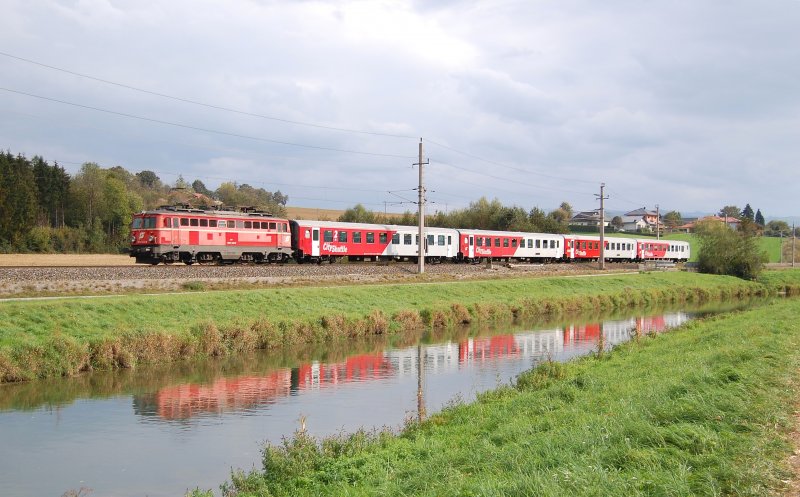 Altlack 1142 542 hat am 08.10.2009 den
R3957 in den Bahnhof Wartberg/Kr.geschoben.