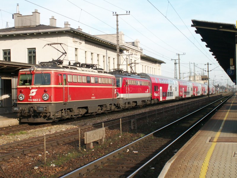 Altlack 1142 682-2 an der Spitze des 1142 Tandems, welches einen REX nach Amstetten bespannt, hier in Wien Htteldorf, 12.3.2007