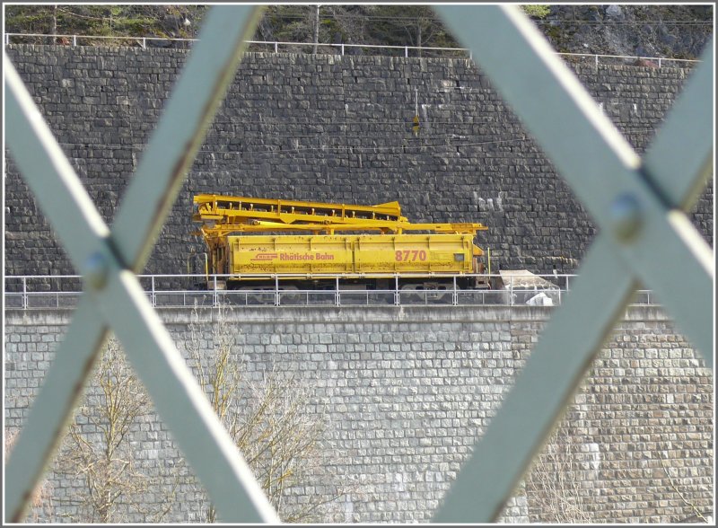 Altschotterwagen 8770 fotografiert in Reichenau-Tamins durch das Gelnder der Strassenbrcke ber den Rhein. (05.04.2008)