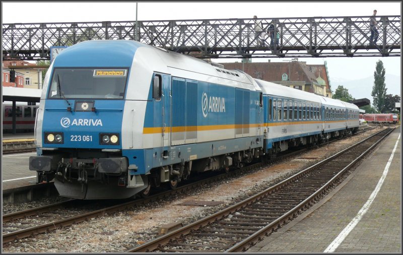 ALX86217 nach M�nchen verl�sst den Bahnhof Lindau Hbf. Zuglok ist 223-061. �ber dem Zug ist die Fussg�nger�berf�hrung Baujahr 1880 zu sehen. (26.05.2008)