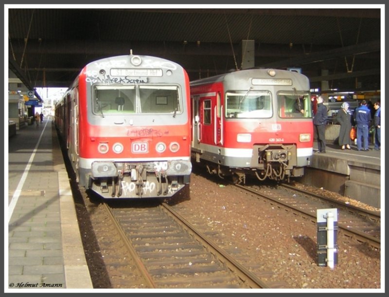 Am 01.03.2008 stand die S1 nach Dortmund abfahrbereit am Gleis 10 des Düsseldorfer Hauptbahnhofes, als die S7 vom Flughafen Düsseldorf Terminal mit 420 363 gerade ankam und sich fotogen daneben stellte.
